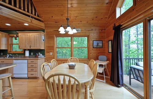 Markville Cabina | NEW! Family cabin, crystal clear lake. Deck WaterToys 2KingBeds 2 hours from TC