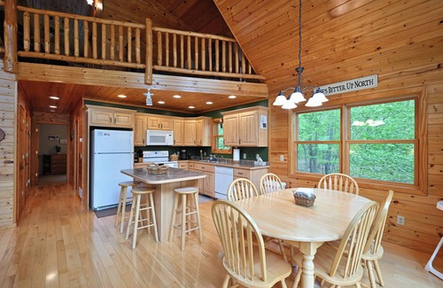 Markville Cabina | NEW! Family cabin, crystal clear lake. Deck WaterToys 2KingBeds 2 hours from TC