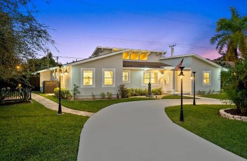West Palm Beach Casa | NEW Family-Friendly 4BR West Palm Oasis Heated Pool Fire Pit Grill