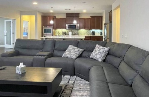 Lincoln Casa | New Family home +Pool+Hot Tub