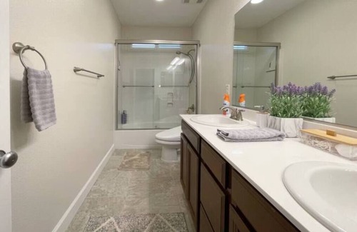 Lincoln Casa | New Family home +Pool+Hot Tub