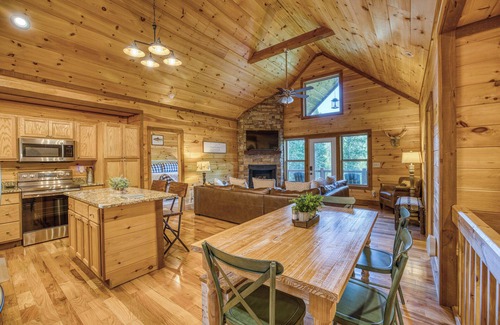 Epworth Cabina | NEW! - Fish the CREEK/Mountain VIEWS/mini-GOLF/hot tub/3 acres/Dog friendly