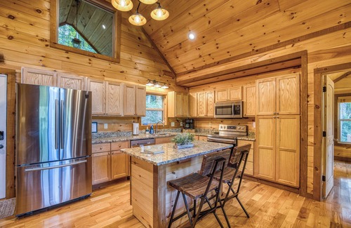 Epworth Cabina | NEW! - Fish the CREEK/Mountain VIEWS/mini-GOLF/hot tub/3 acres/Dog friendly