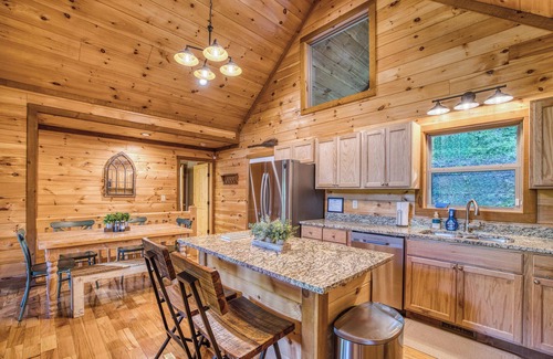 Epworth Cabina | NEW! - Fish the CREEK/Mountain VIEWS/mini-GOLF/hot tub/3 acres/Dog friendly