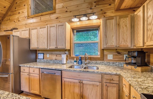 Epworth Cabina | NEW! - Fish the CREEK/Mountain VIEWS/mini-GOLF/hot tub/3 acres/Dog friendly