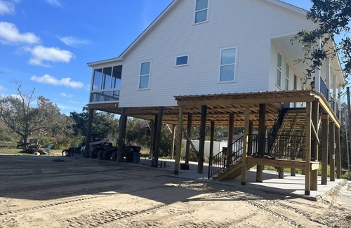 Braithwaite Cabaña | NEW! FISHING, HUNTING COTTAGE 4 Bedrooms, 2 King beds, 4 Queen Beds, Sleeps 12
