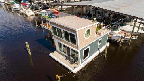 Fleming Island Alquiler De Eote | New Floating Luxury: Unique Houseboat Retreat