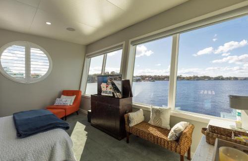 Fleming Island Alquiler De Eote | New Floating Luxury: Unique Houseboat Retreat