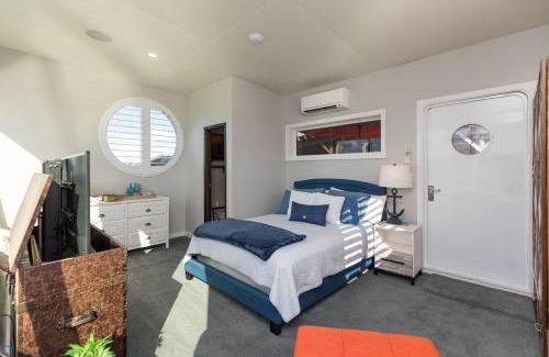 Fleming Island Alquiler De Eote | New Floating Luxury: Unique Houseboat Retreat