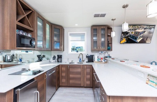 Fleming Island Alquiler De Eote | New Floating Luxury: Unique Houseboat Retreat