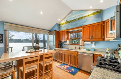 Center Tuftonboro Casa | New for 2023 Magical Mirror Lake Home Dock For 20ft Boat Sleeps 9