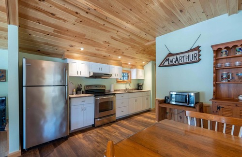 Oxford Cabaña | New for 2024! Cozy 2 bedroom cottage on serene Hogan Pond.