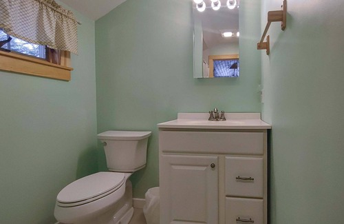 Oxford Cabaña | New for 2024! Cozy 2 bedroom cottage on serene Hogan Pond.
