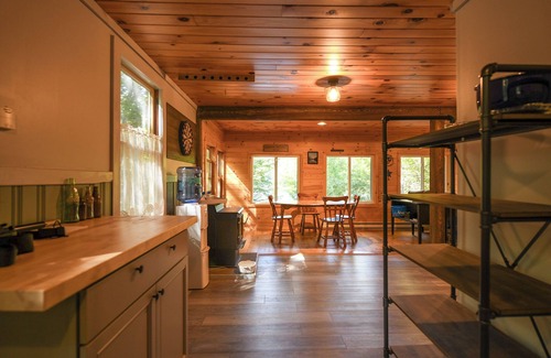 Casco Cabaña | New for 2025! Pet-friendly cottage on Coffee Pond with excellent fishing!