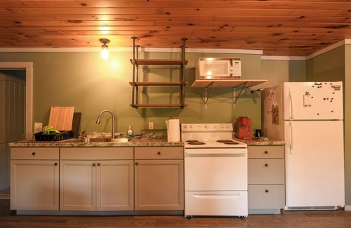 Casco Cabaña | New for 2025! Pet-friendly cottage on Coffee Pond with excellent fishing!