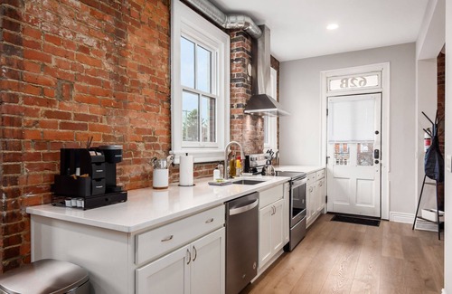 University District Apartamento | NEW! | Free Parking | Central Location