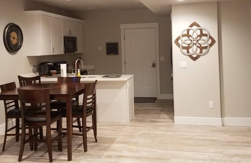 Riverton Casa | Apartamento nuevo, fresco y moderno en un sótano con entrada privada.