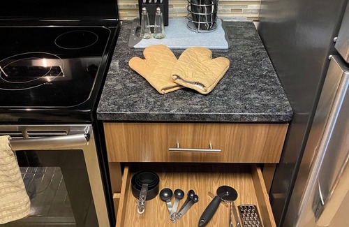 Radnor - Fort Myer Heights Apartamento | NEW Furnished 1BR in Arlington with FREE parking and Pool Access