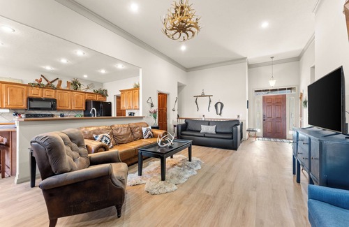 Branson West Casa | New GAME ROOM! 5min to SDC ▪ Golf ▪ 3 Pools ▪ Pool Table ▪ Air Hockey ▪Fireplace