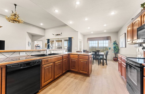 Branson West Casa | New GAME ROOM! 5min to SDC ▪ Golf ▪ 3 Pools ▪ Pool Table ▪ Air Hockey ▪Fireplace
