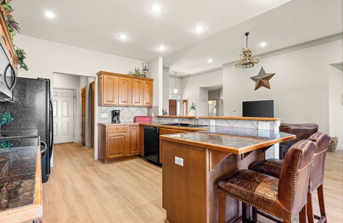 Branson West Casa | New GAME ROOM! 5min to SDC ▪ Golf ▪ 3 Pools ▪ Pool Table ▪ Air Hockey ▪Fireplace