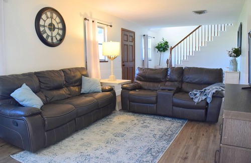 Englewood Casa | NEW!! Gated 2/2 Single-family Guest House! 13 mins to Englewood Beach!