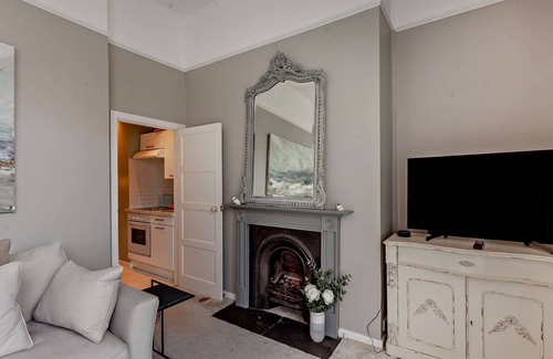 Upper Town Cabaña | New- Georgian Retreat - an apartment that sleeps 2 guests in 1 bedroom