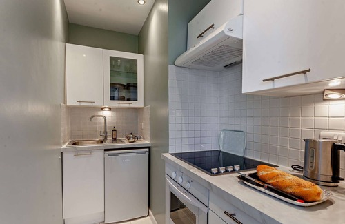 Upper Town Cabaña | New- Georgian Retreat - an apartment that sleeps 2 guests in 1 bedroom
