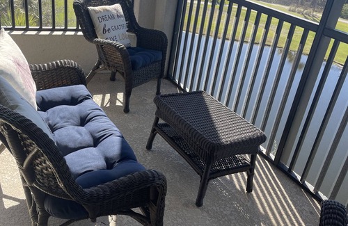 Punta Gorda Condominio | NEW Golf and country club.Stunning 2b 2bath, top floor corner unit/water view