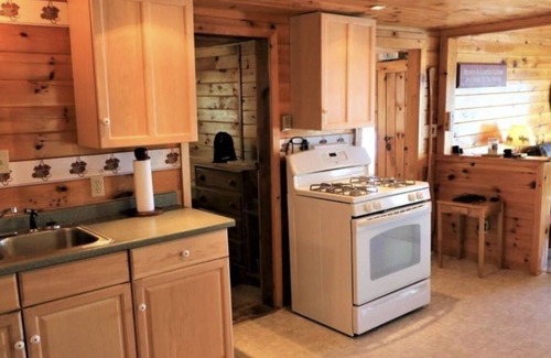 Vassalboro Cabaña | New- Golf, Fishing, Kayaks & Waterfront - Private Cottage