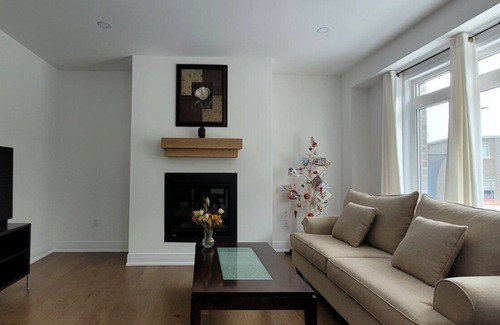 Innisfil Casa | New gorgeous charming quiet 4-BR single house 9 minutes to Lake Simcoe