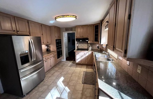 Oak Ridge Casa | --NEW-- Green Cedar Lodge, Nature Lovers Dream! Hot Tub, FirePit, BBQ