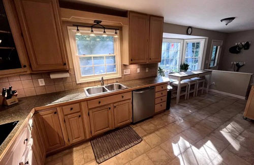 Oak Ridge Casa | --NEW-- Green Cedar Lodge, Nature Lovers Dream! Hot Tub, FirePit, BBQ