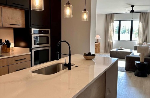 New Pathways Villa | NEW! Group Adventure Hub w/ Private Roof Deck!