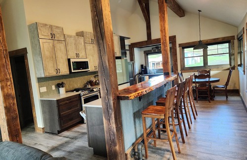 Bozeman Otro | New Guest Ranch Farmhouse Lodge Fully Remodeled & Comfort w/Mtn Views & trails