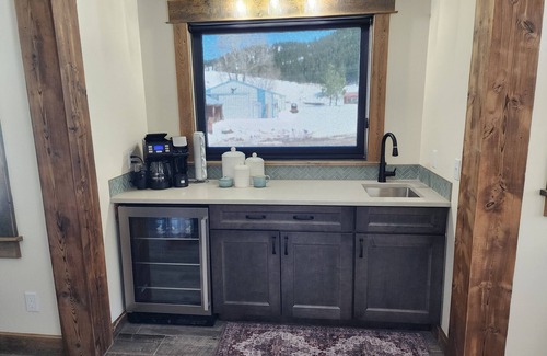 Bozeman Otro | New Guest Ranch Farmhouse Lodge Fully Remodeled & Comfort w/Mtn Views & trails