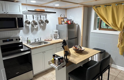 Tate Casa | New Guest suite located in Jasper with a mountian view and fire pit