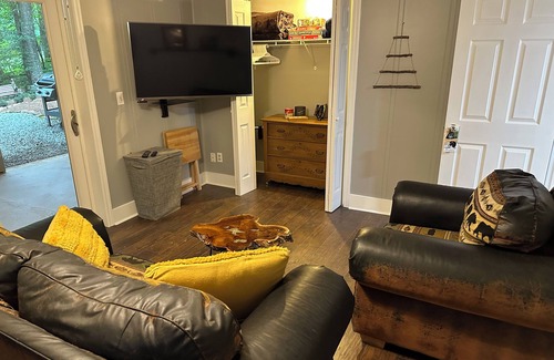 Tate Casa | New Guest suite located in Jasper with a mountian view and fire pit