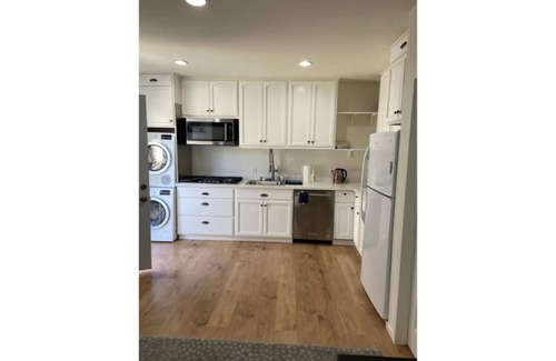 Woodland Hills Casa | New Guesthouse! w/ Full Kitchen!