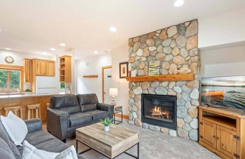 Nisswa Casa | NEW! Gull Lake Retreat steps from shore, Pontoon Rentals, Sports Court