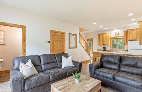 Nisswa Casa | NEW! Gull Lake Retreat steps from shore, Pontoon Rentals, Sports Court
