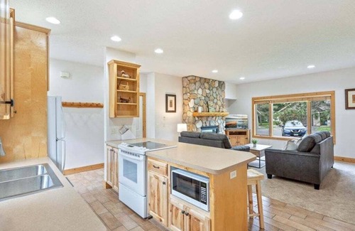 Nisswa Casa | NEW! Gull Lake Retreat steps from shore, Pontoon Rentals, Sports Court