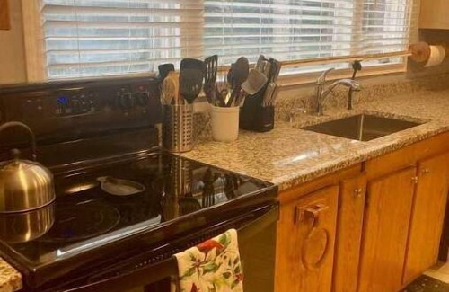 New Hampton Cabina | New Hampton Riverview cabin~Jacuzzi!Firepit!Dogs Welcome! Ski! Hike! Explore!