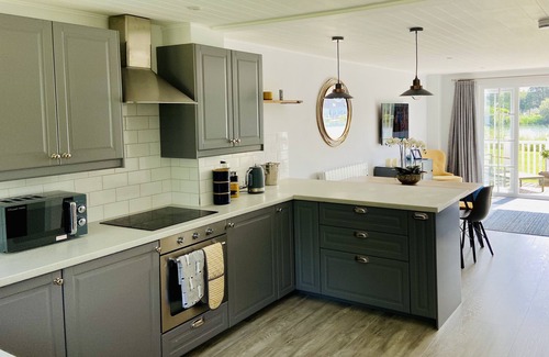 South Cerney Cabaña | New Hampton style house on Cotswold lake -sleeps 6
