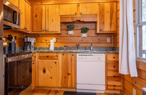 West Jefferson Casa | New! Hand-Stacked Log Cabin TH | Mountain Views | Short Walk to Downtown WJ
