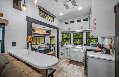 Fort Payne Casa | NEW Happy Glamper RV with large fire pit and deck! Cal King Bed | WiFi| Hammock