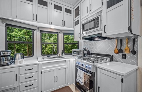Fort Payne Casa | NEW Happy Glamper RV with large fire pit and deck! Cal King Bed | WiFi| Hammock