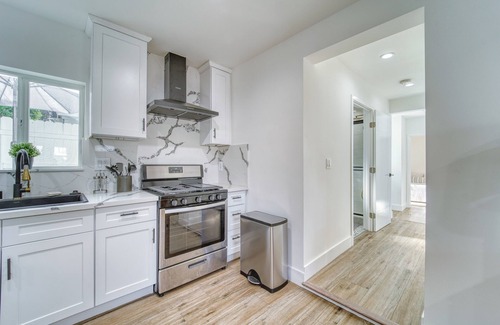 Reseda Casa | NEW! Hart House - Gorgeous 3BR House in Sunny LA
