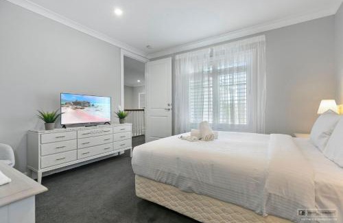 Banksia Beach Casa | New Haven - Eiffel Tower Suite
