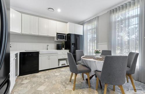 Banksia Beach Casa | New Haven - Eiffel Tower Suite